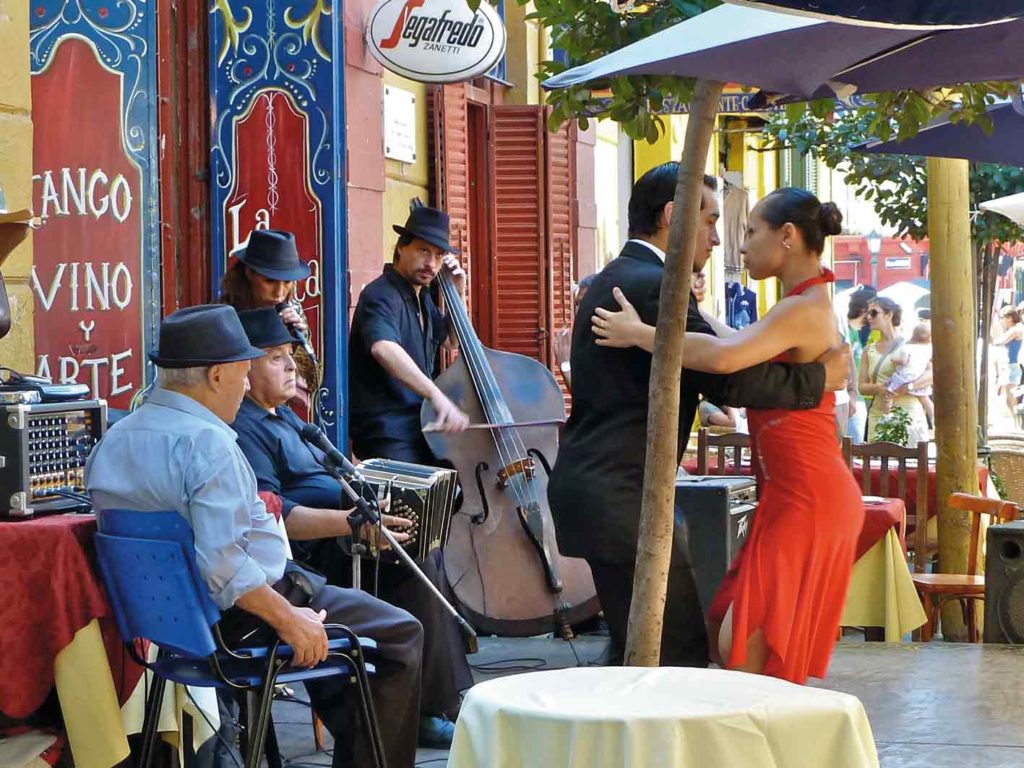 Im Künstlerviertel La Boca bewundern Sie Tango-Tänzer auf offener Strasse