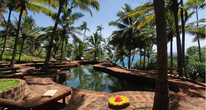 Baden im Meer oder im Meerwasser-Pool, Agastya Ayurveda Garden, Kerala, Südindien