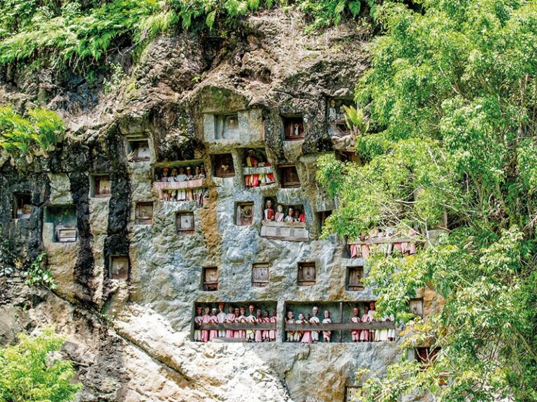 indonesien-toraja-land-felsengraeber