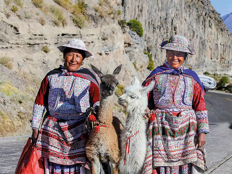 peru-colca-tal-lama-menschen