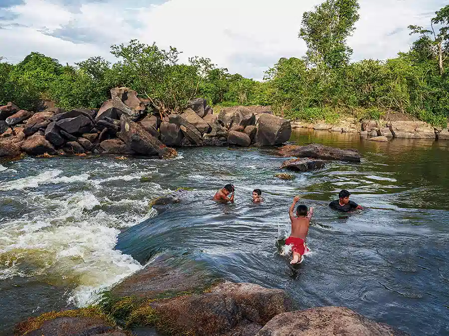 suriname-guyana-baden-landschaft-kinder